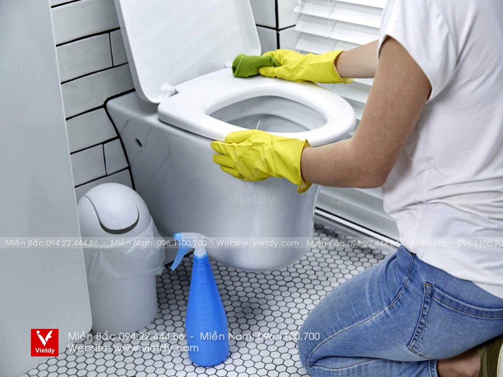 Cọ rửa nhà vệ sinh thường xuyên giúp giảm mùi hôi