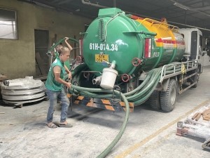 Hút bùn thải xe 2 khối