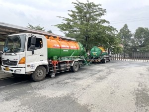 Hút bùn thải xe 8 khối